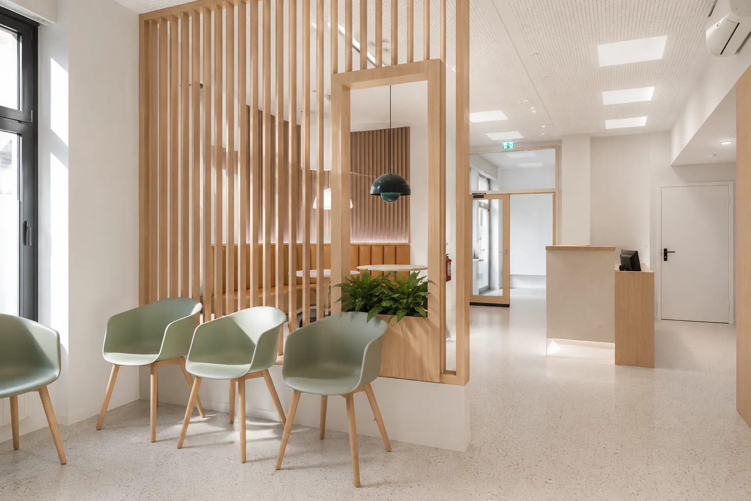 Wartezimmer der orthopädischen Arztpraxis Essen — helle Oberflächen, natürliche Materialien, ruhige Atmosphäre